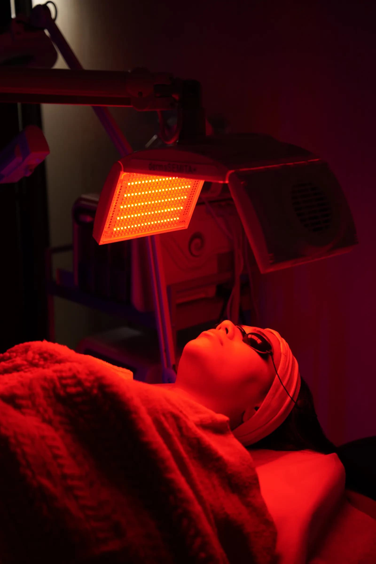 Red light therapy equipment providing therapeutic wavelengths